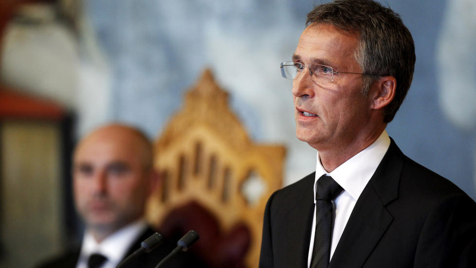  I TERRORENS KJ�LVANN:  Arbeiderpartiet har samlet over 40 prosent oppslutning i meningsm�linger etter terrorangrepene. Her statsminister Jens Stoltenberg under minnemarkeringen i Stortinget 1. august. I bakgrunnen stortingspresident Dag Terje Andersen. FOTO: ERLEND AAS, SCANPIX.