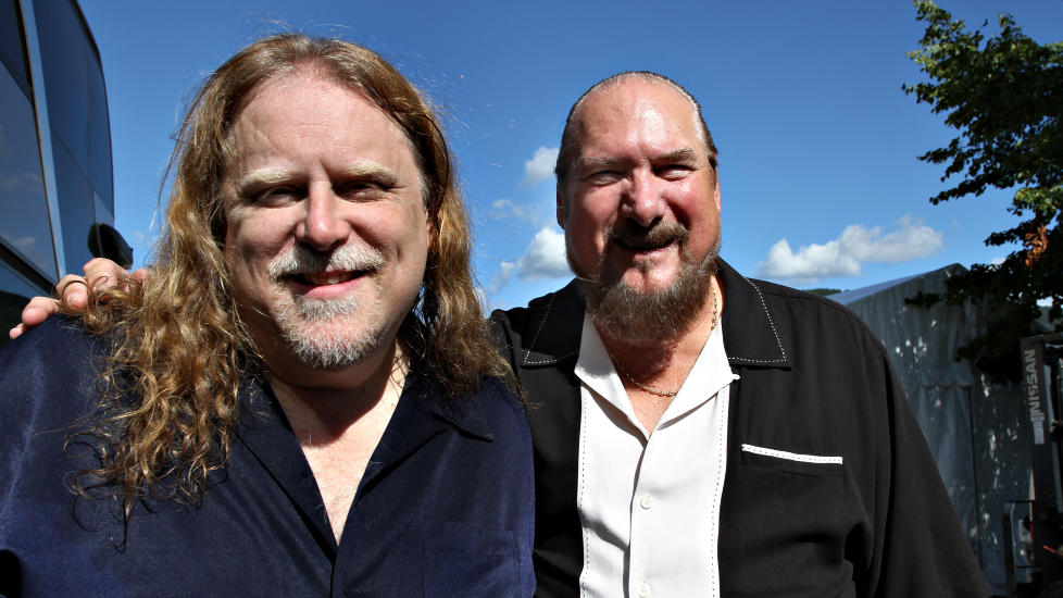 GITARHELTER: Warren Haynes (t.v.) fra Allman Brothers Band og Steve Cropper fra The Original Blues Brothers Band bak scenen p� Brygga p� Notodden. Foto: Bj�rn-Owe Holmberg/Dagbladet