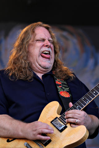 JOBBER FOR L�NNA: Warren Haynes er det n�rmeste bluesfestivalen er kommet Allman Brothers Band. Foto: Bj�rn-Owe Holmberg/Dagbladet