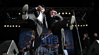 IKKE ALTFOR ORIGINALE: The Original Blues Brothers  Band p� scenen p� Brygga p� Notodden. Foto: Bj�rn-Owe Holmberg/Dagbladet