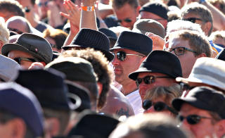 HATTE-FINE: Mange svarte hatter og solbriller � se under Blues Brothers-konserten. Foto: Bj�rn-Owe Holmberg/Dagbladet
