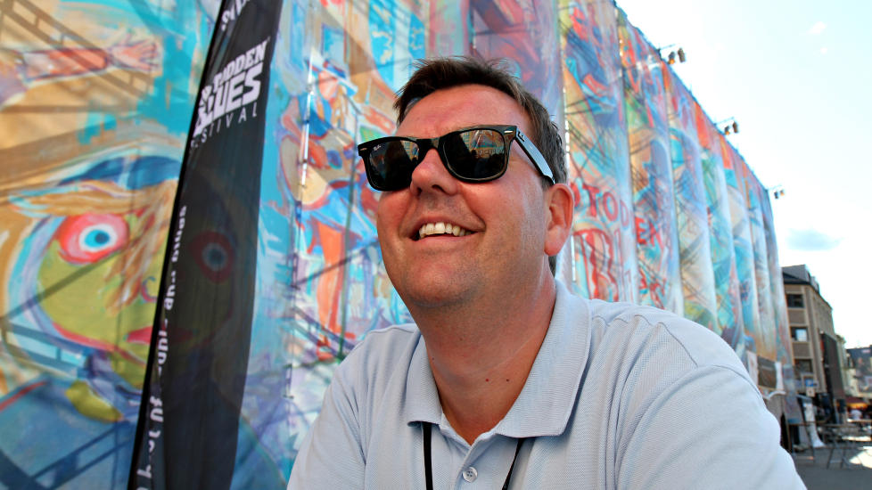 VERDENS ST�RSTE: Avtroppende daglig leder i Notodden Blues Festival, Runar Lia, foran verdens st�rste blueskunstverk p� torget, et 500 kvadratmeter stort maleri signert amerikaneren Cristen Craven Barnard som prydet inngangen til teltscenen Hovigs Hangar under festivalen. Foto: Bj�rn-Owe Holmberg/Dagbladet