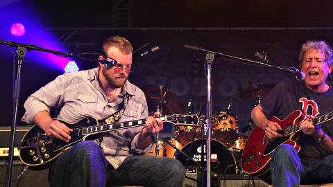 NORSK-AMERIKANSK: Kid Andersen (t.v.) og Elvin Bishop sto for ett av flere h�ydepunkter under �rets bluesfestival p� Notodden. Foto: Bj�rn-Owe Holmberg/Dagbladet