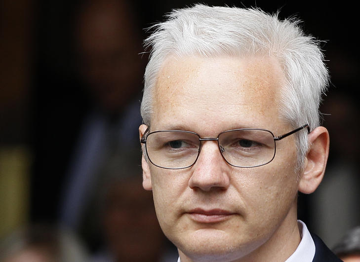 HENGES UT I NY BOK: Wikileaks-grunnlegger Julian Assange. Foto: AP Photo/Kirsty Wigglesworth/Scanpix