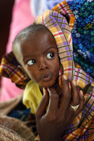 GIR H�P: Sju m�nder gamle Minhaj Gedi Farah. Foto: AP/Jerome Delay/Scanpix