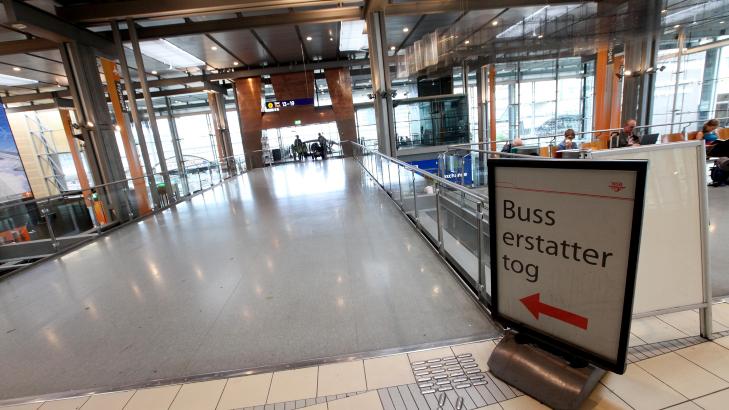 N� SLIPPER DU DETTE: N� slipper du � ta buss framfor tog. Klokka fire i natt begynner trafikken, og flytoget er f�rst ut.
Foto: Morten Holm / Scanpix