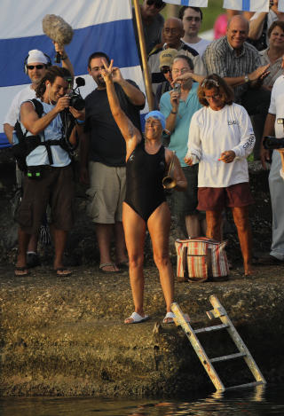 SPILTE TROMPET: Diana Nyad (61) satte i gang en liten sang p� trompeten for � komme i riktig stemning. Foto: REUTERS/Desmond Boylan