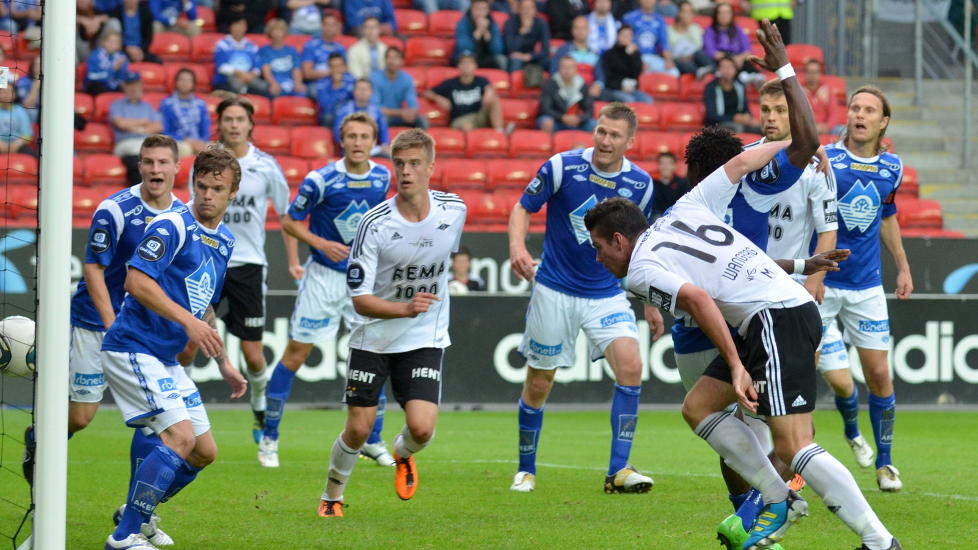 UTLIKNET MED H�NDA: Rosenborgs Simen Wangbergs m�l med h�nda irriterte b�de Solskj�r og de andre Molde-spillerne. Foto: Ned Alley / Scanpix