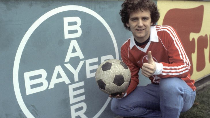 LEGENDARISK: Bayer Leverkusen-proff Arne Larsen �kland gikk bort til dommeren og sa fra da mannen i svart godkjente et skudd som gikk inn gjennom et hull i nettveggen. Foto: Erik Thorberg / NTB / SCANPIX