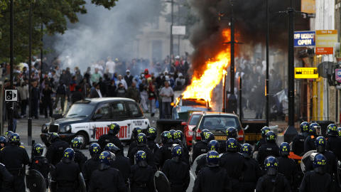 BILER I BRANN: Både politibiler og vanlige biler er satt i brann flere steder. Foto: REUTERS/Luke MacGregor/Scanpix BILER I BRANN: Både politibiler og vanlige biler er satt i brann flere steder. Foto: REUTERS/Luke MacGregor/Scanpix