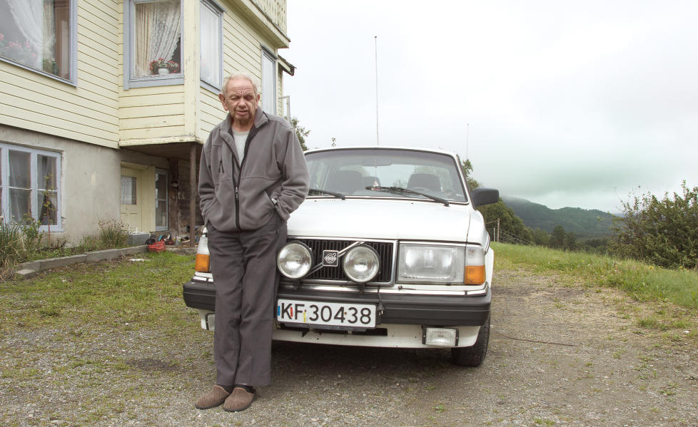ASBJ�RN AANDAL (76): Ble fredag i forrrige uke tvunget til � stanse av en forbikj�rende bil. Ut fra den fremmede bilen kom en mann i 30-�rene og slo 76-�ringen til blods.Foto: Erik Hattrem/Dagbladet