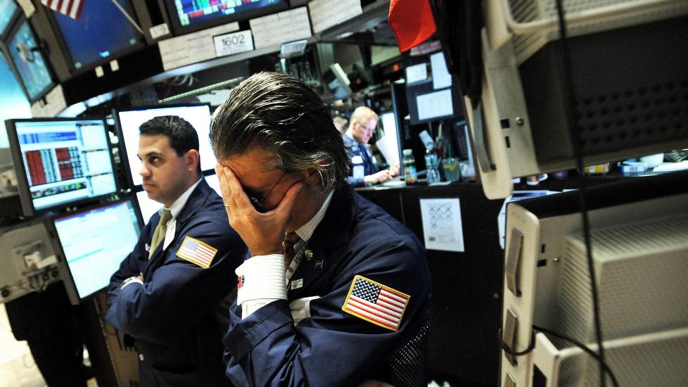 PANIKK: Det fryktes en fortsettelse p� finansmarerittet i Europa og USA i dag etter nye dramatiske fall i Asia. Foto: EPA/Justin Lane/Scanpix