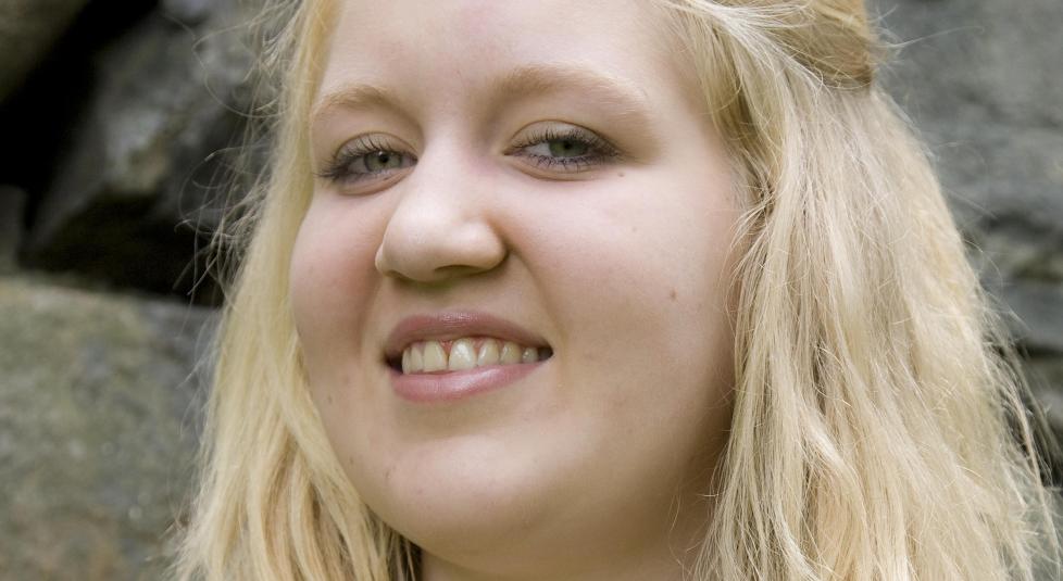 OVERLEVDE: Marte Gustavsen �deg�rden (17) ble skutt, men overlevde massakren p� Ut�ya. N� blogger hun fra sykesenga. Foto: Buskerud Arbeiderparti