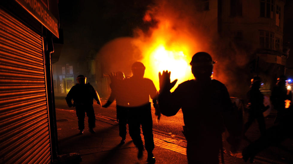 I BRANN: Brannmenn fors�ker � f� kontroll over en brann i Croydon s�r i London i g�r kveld. Foto: REUTERS/Dylan Martinez/Scanpix