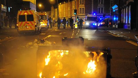 POLITIET SLITER: Selv om politiet har f�tt nye styrker, sliter de med � holde kontroll p� oppt�yene, som stadig sprer seg.Foto:AP Photo/Michael Lloyd/Bristol Evening Post/PA Wire.