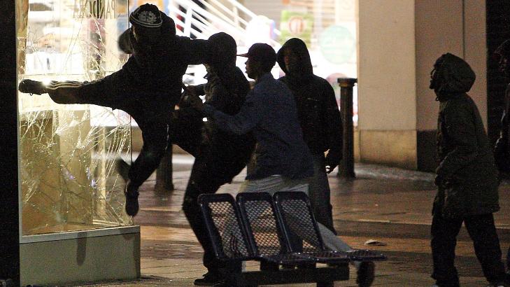 SPARKER INN RUTER: Oppr�rere sparker inn vinduer p� en gullsmed i Birmingham. Foto: EPA/David Jones.