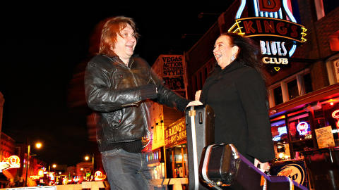 P� BEALE STREET: Morten Omlid er en viktig del av lydbildet til Rita Engedalen. Her st�r de foran B.B. King's Blues Club p� musikkgata Beale Street i Memphis. Foto: Bj�rn-Owe Holmberg/Dagbladet