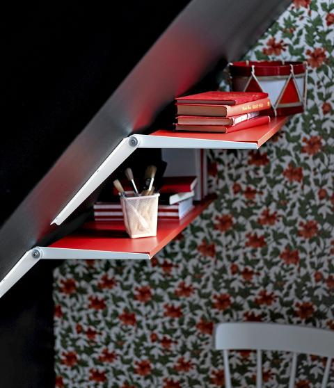 TENK UTENFOR BOKSEN: For � vise smarte l�sninger som overrasker og inspirerer gjestene. EKBY VIKTOR hylleplate 35 kroner. EKBY RISET konsoll for skr�vegg 40 kroner.  Foto: IKEA
