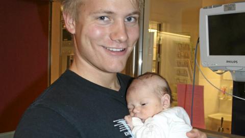 STOLT FAR: Trond Atle Haglind (23) med sin nyf�dte s�nn. Foto: Privat