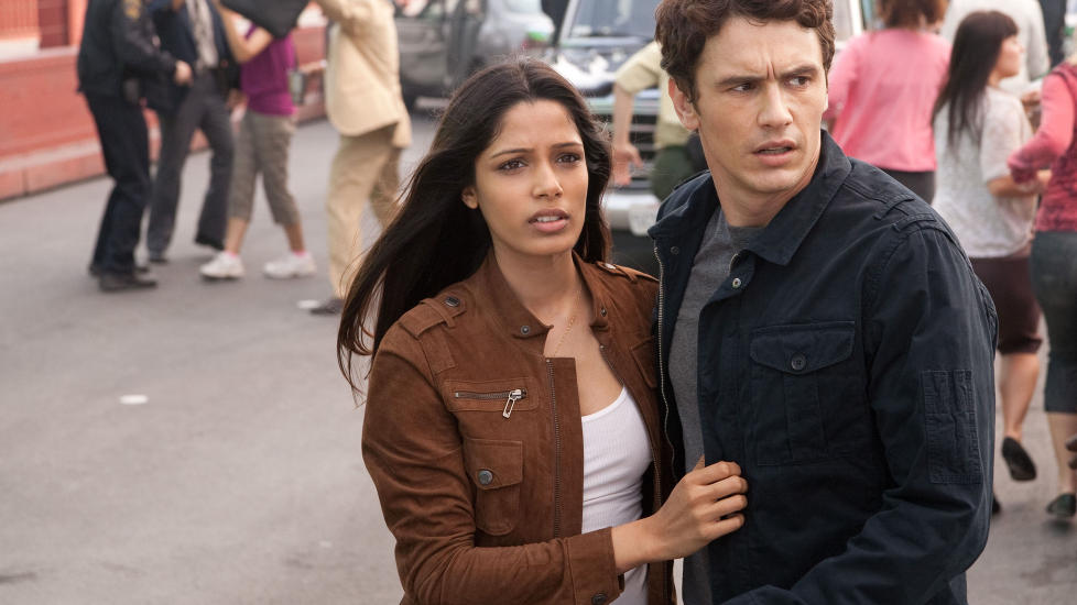 LITE � SKRIVE HJEM OM: Freida Pinto og James Franco er gapende papirdukker i �Rise of the Planet of the Apes�.