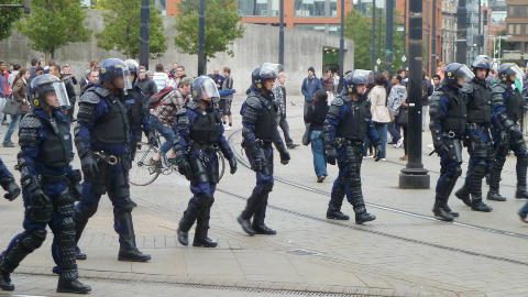 SOM EN KRIGSSONE: Slik har gatebildet i Manchester v�rt de siste dagene. Foto: AP/Dave Thompson/Scanpix