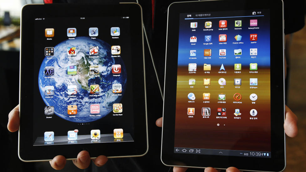 GJENOPPTAR SALGET: F�r helgen ble Samsungs Galaxy Tab 10.1 (til h�yre) stoppet av en tysk rett. I dag bestemte en annen tysk rett at den f�rste avgj�relsen var feil, og at salget kunne gjenopptas utenfor Tyskland. Foto: REUTERS/Jo Yong-Hak/Scanpix