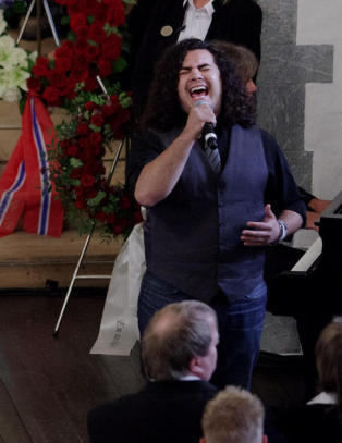 Chris Medina sang for Monica Iselin Didriksen