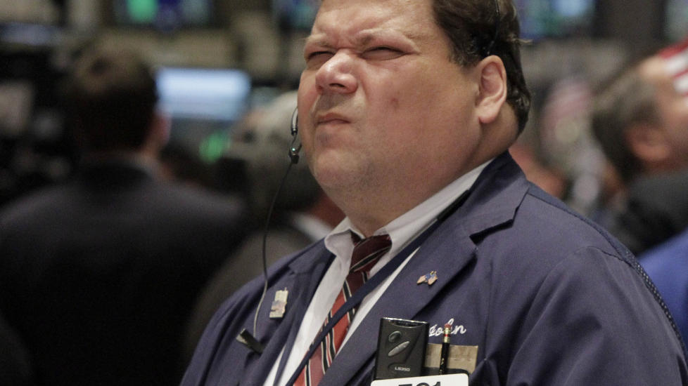  BAD FOR BUSINESS:  Etter lyspunktet i g�r: aksjemekler John Santiago mislikte det han s� i Wall Street i morges amerikansk tid p� New York Stock Exchange. FOTO: RICHARD DREW, AP/SCANPIX.