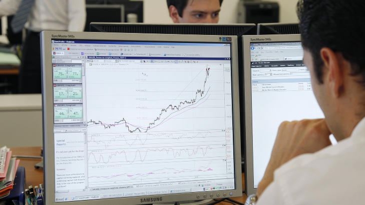  BANKSMELL:  En aksjemekler i Saxo Banque i Paris studerer utviklingen i dag. Flere store franske banker gikk p� stygge aksjefall i dag. Spekulasjoner om at ogs� Frankrike risikere � f� nedsatt landets kredittverdighet kan ha medvirket. FOTO: JOHN SCHULTZ, REUTERS/SCANPIX.