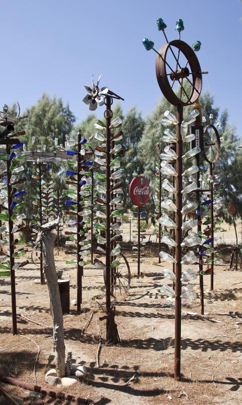 FLASKETR�R:Et bilde fra Longs spesielle Bottle Tree Ranch, som er hans helt spesielle kunsterniske uttrykk. Foto: Per Fl�the/Dagbladet
