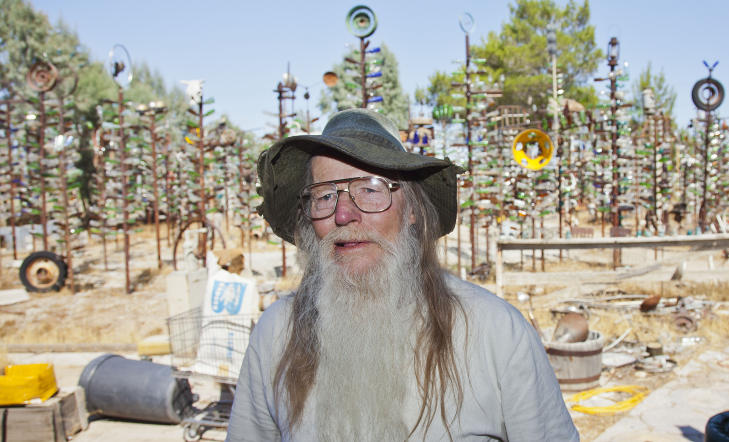 FORFERDELIG:Kunstneren og mannen som har gjort Bottle Tree Ranch i California kjent, Elmer Long, sier bare Gud kan tilgi en slik terrorhandling. Foto: Per Fl�the/Dagbladet