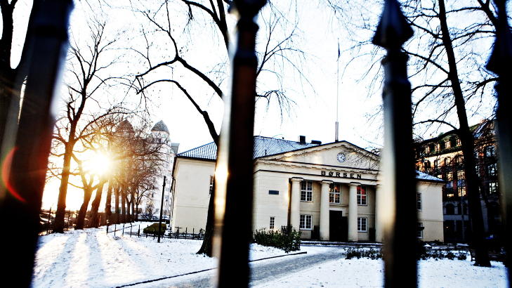 KRAFTIG FALL: Etter et kraftig fall fra start fortsatte pila � peke nedover p� det norske aksjemarkedet utover dagen. Ved stengetid klokka 17.30 hadde hovedindeksen falt 4,24 prosent til 367,94 poeng.Foto: Torbj�rn Gr�nning / Dagbladet