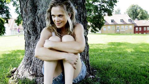 SKRIBLER: Ane skriver dagbok - men ikke s� ofte hun kunne �nske. - Det jeg skriver kan v�re ydmyke, idiotiske, sm�lige og stormannsgale tanker. Innenfor det de fleste kan avstedkomme, med andre ord. Foto: Kristin Svorte
