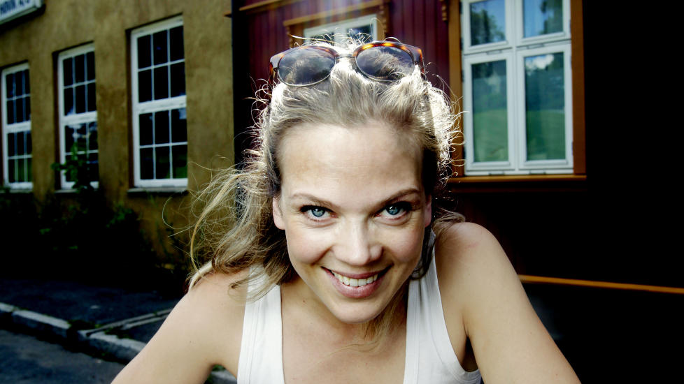 ENGA-JENTE: Ane Dahl Torp bor sammen med mann, s�nn og med svigerfar som n�rmeste nabo p� V�lerenga. - Jeg kommer aldri til � flytte herfra! sier hun. Foto: Kristin Svorte