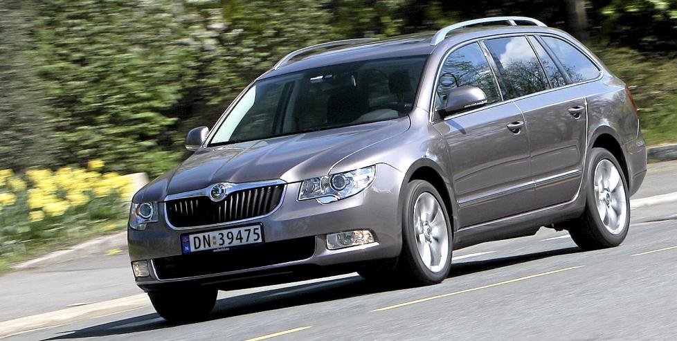 SKODA SUPERB: Enorm beinplass i baksetet, stort bagasjerom. Lavt forbruk for en s� stor bil. FOTO: Egil Nordlien, HM Foto