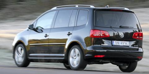 VW TOURAN: Den noks� boksete formen med rette hj�rner gir sv�rt mye plass i forhold til st�rrelsen, og Touran byr ogs� p� god opplevd kvalitet. Men fort g�r det ikke. FOTO: Egil Nordlien, HM Foto