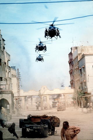 PREGET: Tidligere amerikanske fadeser i Afrika, med �Black Hawk Down�-hendelsen i Mogadishu i spissen, preger amerikansk utenrikspolitikk. Foto: fra filmen �Black Hawk Down� av Ridley Scott