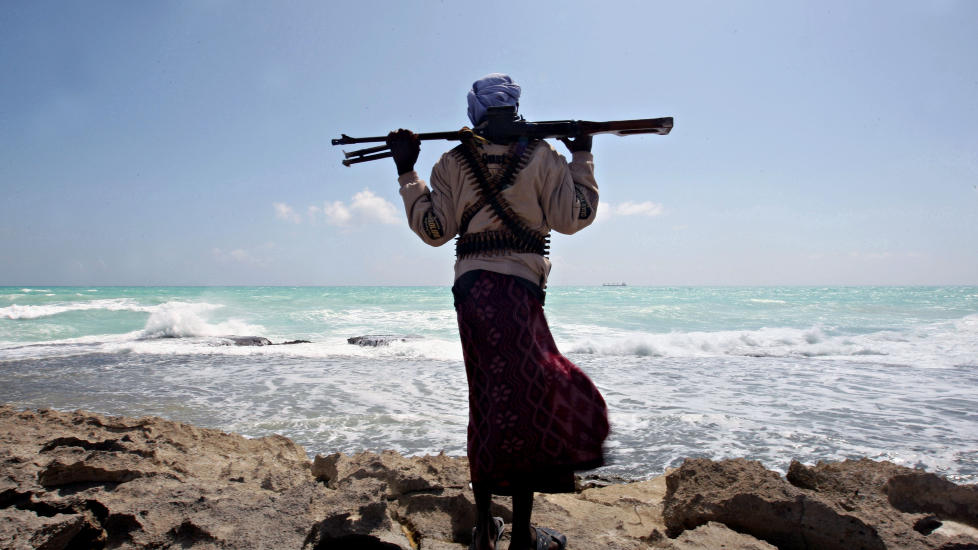 FRYKT: En enslig pirat st�r ved kysten av Somalia. Piratenes herjinger langs kysten, og al-Shabaab og andre geriljagruppers herjinger inne i landet, har gjort Somalia til et av verdens farligste land. Foto: AFP/Mohamed Dahir/Scanpix