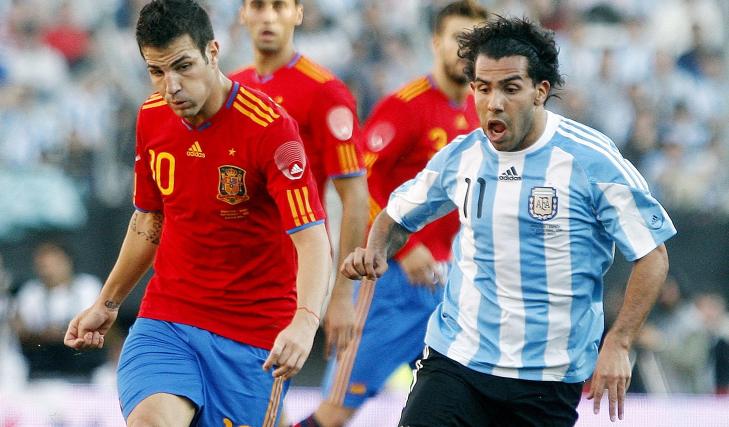 PREMIER LEAGUES MEST OMTALTE? Carlos Tevez (t.h) ig Cesc Fabregas - her i landslagstr�yer - er blitt koblet til nye klubber gjentattet ganger i sommer. Foto: EPA/LEO LA VALLE