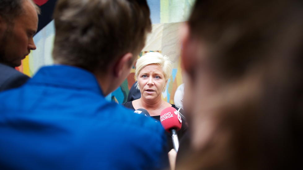 UENIGHET OM RETORIKKK: Partileder Siv Jensen har tidligere uttalt at hun angrer p� uttrykk hun har tatt i bruk, og maner til at en skal tenke seg om fremover. Ikke alle i partiet hennes er enig i at FrP m� endre retorikk. Foto: Eirik Helland Urke / Dagbladet