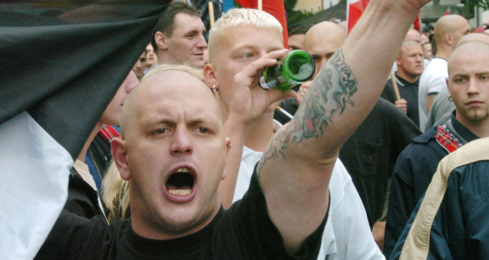 AVLER VOLD: �Det er en utbredt antakelse at hatefulle ytringer f�rer til katarsis, renselse og dermed til mindre aggresjon. Sannheten er motsatt�, skriver Torkel Brekke. Bildet er fra en tysk nynazistisk marsj for noen �r siden. Foto: AP/Scanpix