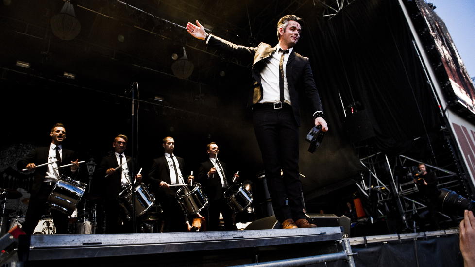 MANNSTERKE: Kaizers Orchestra med utvidet besetning p� �ya 2011. Her Janove med trommegruppe. Foto: H�kon Eikesdal