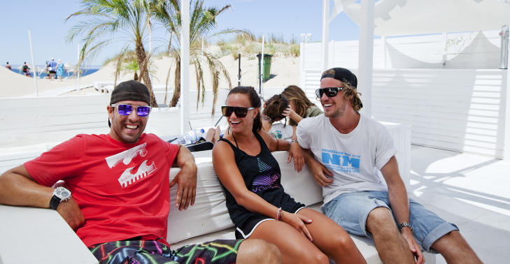 STILLE F�R STORMEN: Luis ta Borda, Helle Andreassen og Alexander Kristensen venter p� vinden p� en strandbar p� Caparica. Foto: NADIA FRANTSEN