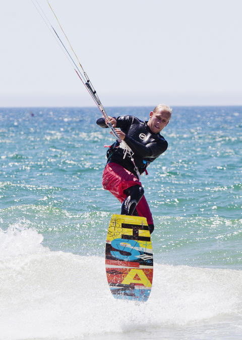 KITING: Herlig lek med vind og b�lger. Foto: NADIA FRANTSEN