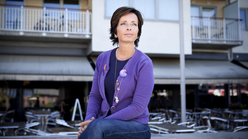 KREATIV: Hanne Kristin Rohde har skrevet barneboka �Kr�ka som hadde h�ydeskrekk�. Det mange ikke vet er at politiinspekt�ren har en sv�rt kreativ side. Kardiganen hun har p� seg, har hun farget selv og sydd p� knapper. 
Foto: Uffe Frandsen