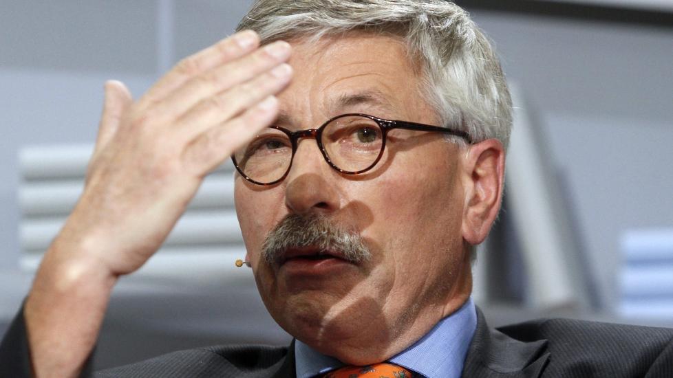 OMDISKUTERT: Den tyske sosialdemokraten Thilo Sarrazin har solgt 1,3 millioner eksemplarer av den omdiskuterte boka �Deutschland Schafft sich ab� (no: Tyskland avskaffer seg selv). Foto: Scanpix