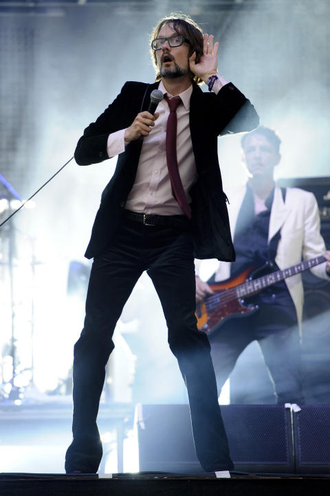 KUL TYPE: Jarvis Cocker var nerdekul f�r noen visste hva nerd betydde. Mange husker ham for hits som Disco 2000 og Common People, andre for den gangen han saboterte en Michael Jackson-opptreden p� direktesendt TV. Foto: Scanpix/AP Photo/Jonathan Short