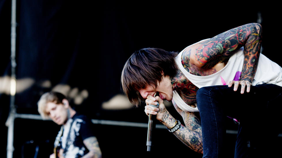 HARD DAG P� JOBBEN: Oliver Sykes sleit med � f� opp entusiasmen b�de i egne og publikums rekker. Foto: Sveinung U. Ystad / DAGBLADET