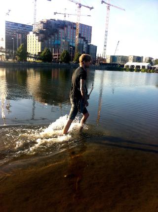 DRO TIL SJ�S: Jona Weinhofen tok med seg gitaren og avsluttet like s� godt en l�t fra vannkanten. Foto: Torgrim �yre / DAGBLADET