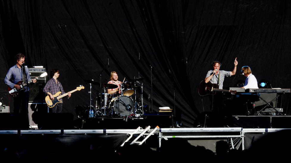 TILBAKE I NORGE: The Jayhawks p� Enga scene under �yafestivalen fredag. Fra venstre: Gary Louris, Marc Perlman, gjestetrommis Alexander Lindb�ck; Mark Olson og Karen Grotberg. Foto: Sveinung U. Ystad, Dagbladet